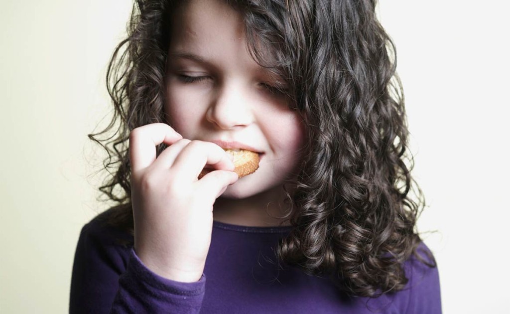 Enfant qui mange un gateau